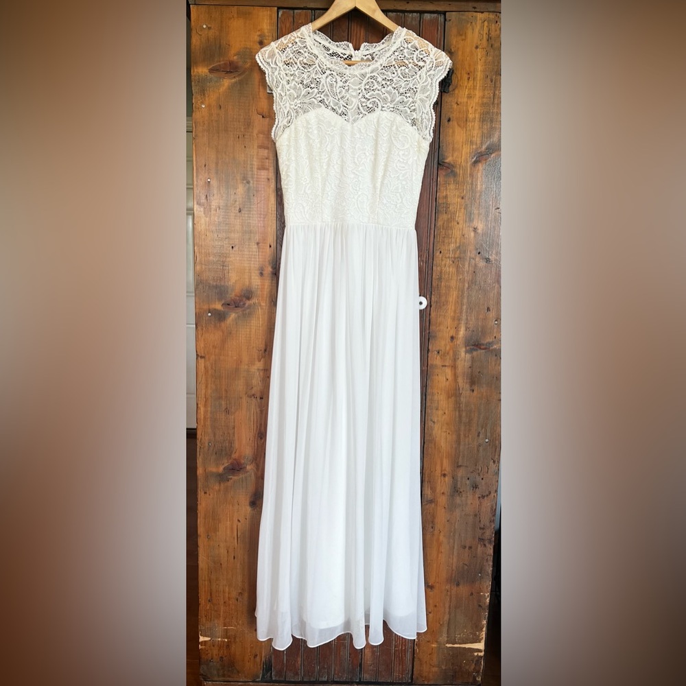White Sleeveless Sweetheart Flowy Gown
Size Small